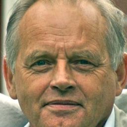 Frederik de Groot 飾演 Father Hugo