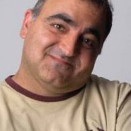 Hakan Akın 飾演 oficer straży granicznej I