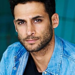 Karim Günes 飾演 Karl