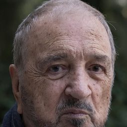 Jean-Claude Carrière 飾演 Le curé