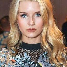 Lottie Moss 飾演 Diana