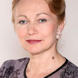 Lyubov Firsova - 他是龍演員 飾演Mat nevesty