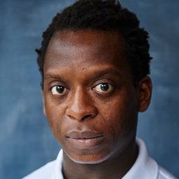 Kobna Holdbrook-Smith 飾演 Dr Toby Sealey