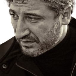 Kiril Efremov 飾演 Botora