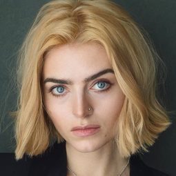 Tara Lee 飾演 Jess