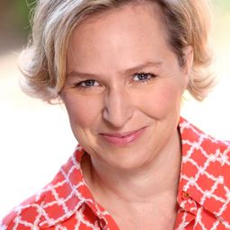 Christine Elliott 飾演 Jenna