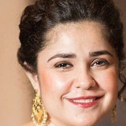 梅赫·維亞 - 打死不離歌星夢演員 飾演Najma Malik