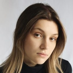 Flavie Delangle - 冰球少女演員 飾演Manon Rivière