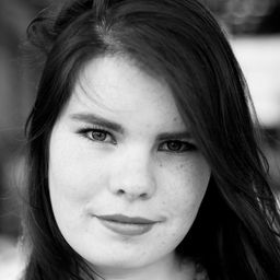 艾瑪·萊維 飾演 Claude