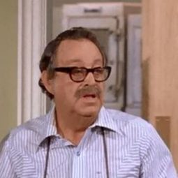 Sid Gould 飾演 Rabbi