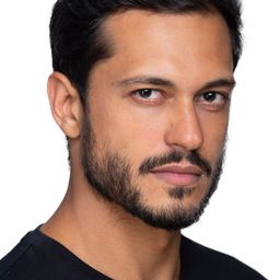 拉斐爾·維亞拿 飾演 Carlos