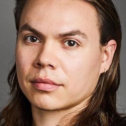 Wayne Burns 飾演 Mikey