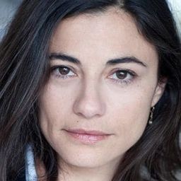 Julie Bataille 飾演 