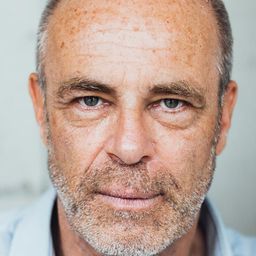 Peter Kremer 飾演 Thomas Brasch (56 Jahre)