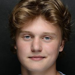 Artem Bashenin 飾演 Young Matvey