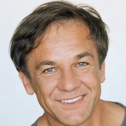 彼得·達沃爾 飾演 General Dusan Milic