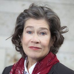 Tina Engel - 為時不遠演員 飾演Oberärztin