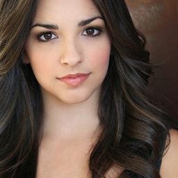 安娜·薇拉法妮 飾演 Runway Model