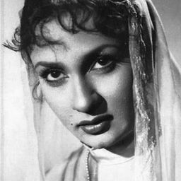 Nadira 飾演 Mrs. Louise