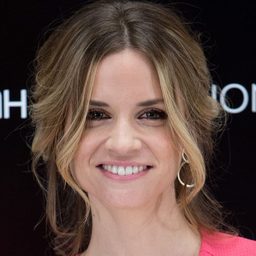 Paula Cancio 飾演 Claudia