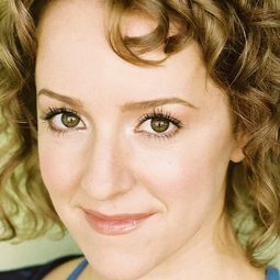 奧莉薇亞·海克 - 魔法叔比狗演員 飾演Treena (voice)