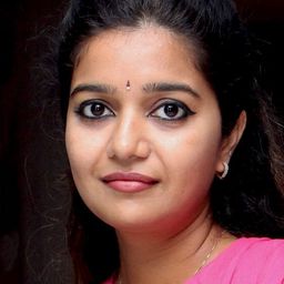 Swathi Reddy 飾演 Naveena