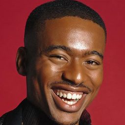傑西·桑特雷 飾演 Sizwe Khumalo