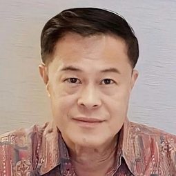 Surapol Poonpiriya 飾演 Boss