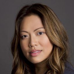 Kulap Vilaysack 飾演 Grace Dao