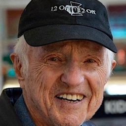 Haskell Wexler - 接觸日格蒙德演員 飾演Himself