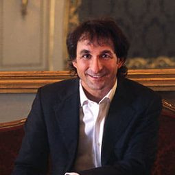 德馬克．阿米利亞托 飾演 Conductor