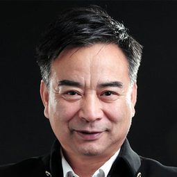 嶽躍利 飾演 Ellie's father