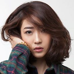 Yoo Ae-Kyeong 飾演 Hee-soo