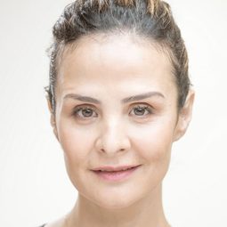 Lenika Arfani 飾演 