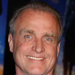 馬歇爾·貝爾 飾演 Admiral