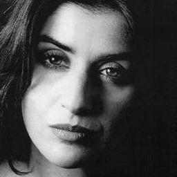 Alessandra Roca 飾演 Rita