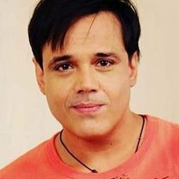 亞希·頓克 飾演 Rocky