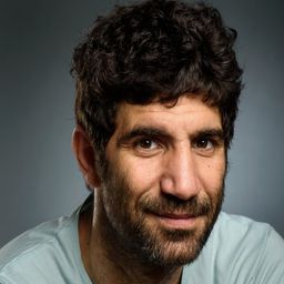 Toma Cuzin 飾演 Costi