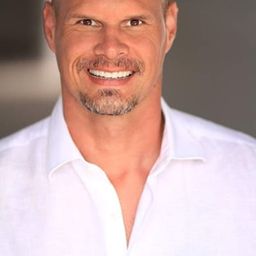 格雷格·斯普羅爾斯 飾演 Chief Lucas