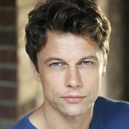 Leon Ockenden 飾演 Lawrence