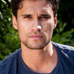 Jason Wilder 飾演 Luke