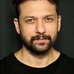 埃姆雷·坎波拉特 飾演 