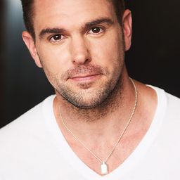 Josh Folan 飾演 Press