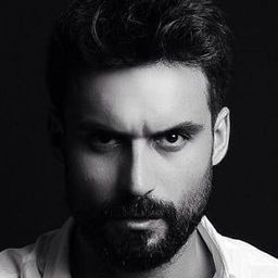 Ali Ersan Duru 飾演 Mustafa