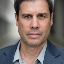 Tim Ross 飾演 Bobby