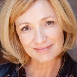 Katie Mitchell 飾演 Self