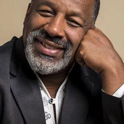 Ailton Graça 飾演 Policial