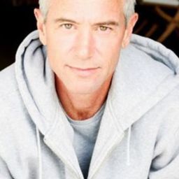 班·馬利 飾演 John Young