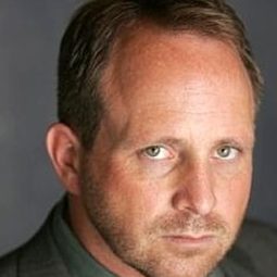 Bill Leaman 飾演 Mike