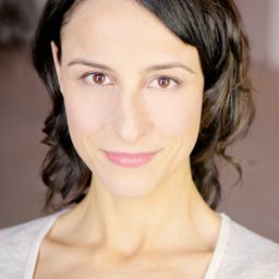 Kassandra Santos 飾演 Nurse Olivia